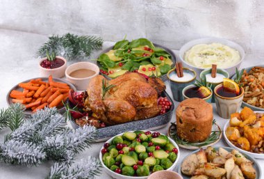 Fırında tavuk ve geleneksel yemekli Noel yemeği.