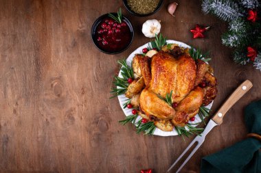 Noel yemeği için pişirilmiş tavuk. Geleneksel bayram yemekleri