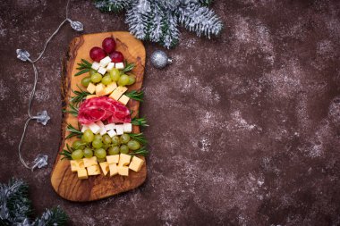 Noel ağacı şeklinde şenlikli mezeler..