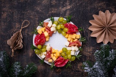 Noel çelengi şeklinde atıştırmalık ve aperatifler