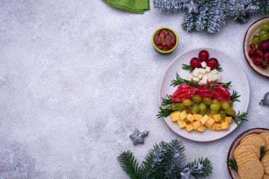 Ağaç şeklinde salam ve üzümlü peynir tabağı.