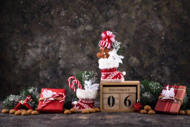 Sinterklaas ya da Aziz Niklas çocuk ayakkabıları ile kutlama konsepti