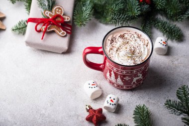 Sıcak çikolata ya da kardan adam şeklinde kremalı kakao.