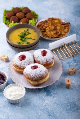 Geleneksel Yahudi bayramı Hanuka yemeği. Donut sufganiot, patates gözleme latke, falafel, mum ve dreidl!