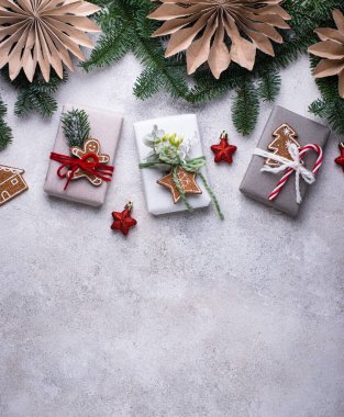 Ekolojik tasarımı olan bir hediye kutusu. Noel konsepti
