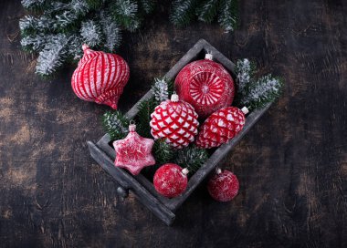 Eski boho retro Noel ağacı süsü kırmızı renkte