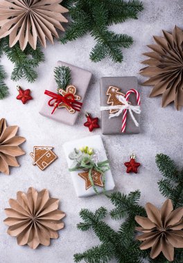 Ekolojik tasarımı olan bir hediye kutusu. Noel konsepti