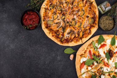 Pastırmalı, tavuk etli, yumuşak peynirli ve domatesli çeşitli İtalyan pizzaları.