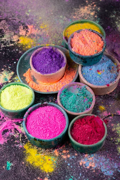 Hint Holi Festivali 'ni kutlamak için kase boyası.