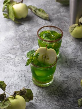 Elmalı alkollü kokteyl ya da tarçınlı kokteyl.