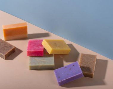 Sabun ve süngerle çevre temizliği, sıfır atık sürdürülebilir kavram