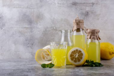 Geleneksel İtalyan limoncello ya da limonata ya da ev yapımı limonata.