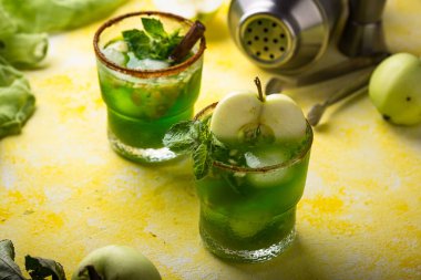 Elmalı alkollü kokteyl ya da tarçınlı kokteyl.