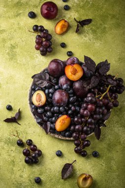 Mor meyveli erik, üzüm, yabanmersini ve fesleğen çeşitleri.