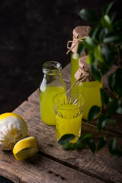 Geleneksel İtalyan limoncello ya da limonata ya da ev yapımı limonata.