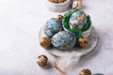 Paskalya süslemeleri beyaz arka planda ejderha yumurtaları.