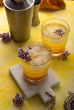 Yaz kokteyli ya da sarı arka planda mango suyu ve buzlu moktail.