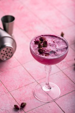 Pembe fayanslı gül çiçekli yaz pembe kokteyli.