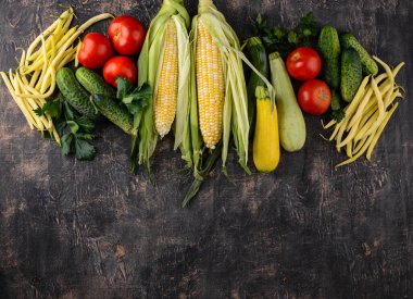 Çeşitli sebze çeşitleri. Yaz hasadı. Sağlıklı vejetaryen yemekleri