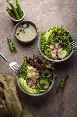 Bezelye, kombine, salata ve kabaklı sağlıklı yeşil Buda kasesi.