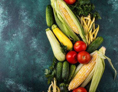 Çeşitli sebze çeşitleri. Yaz hasadı. Yeşil arka planda sağlıklı vejetaryen yemekleri