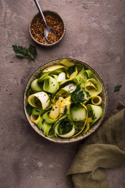 Çiğ kabak dilimli vejetaryen makarna ya da salata. Sağlıklı yemek.