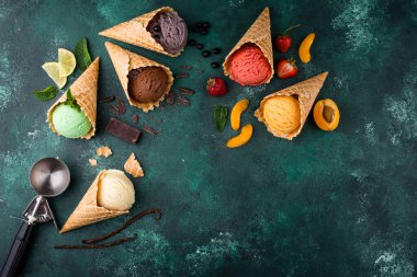 Waffle külahında farklı dondurma çeşitleri.