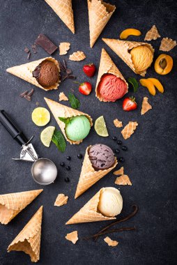 Waffle külahında farklı dondurma çeşitleri.