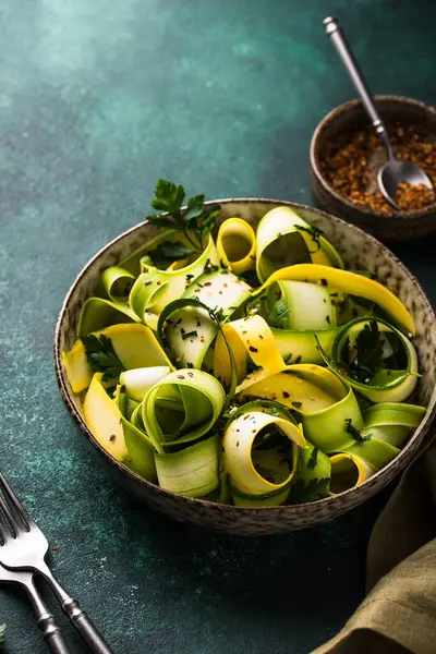 Çiğ kabak dilimli vejetaryen makarna ya da salata. Sağlıklı yemek.