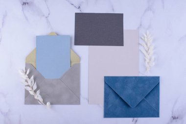 Düğün davetiyesi zarflı. Tarih kavramını kaydet