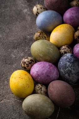 Doğal ekolojik renklerle boyanmış Paskalya yumurtaları.