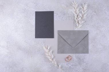 Düğün davetiyesi zarflı. Tarih kavramını kaydet