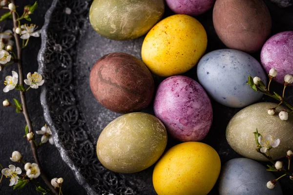 Doğal ekolojik renklerle boyanmış Paskalya yumurtaları.