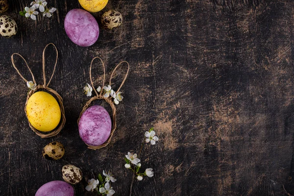 Doğal ekolojik renklerle boyanmış Paskalya yumurtaları.