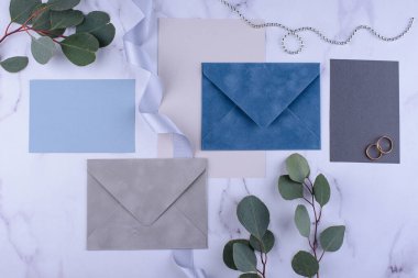 Düğün davetiyesi zarflı. Tarih kavramını kaydet