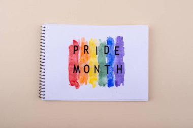 Gökkuşağı LGBTQ bayrağı ile gurur ayı konsepti