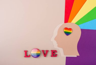 Gökkuşağı LGBTQ bayrağı ile gurur ayı konsepti
