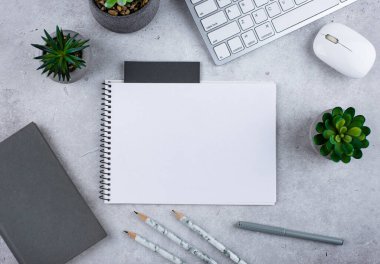 Üst görünüm çalışma masası çalışma alanı klavye, defter ve kırtasiye ile