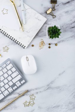 Üst görünüm çalışma masası çalışma alanı klavye, defter ve kırtasiye ile