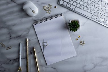 Üst görünüm çalışma masası çalışma alanı klavye, defter ve kırtasiye ile