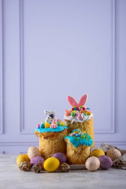 Geleneksel Paskalya pastası kulich, kremalı ve tavşan kulaklı.