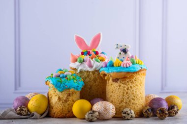 Geleneksel Paskalya pastası kulich, kremalı ve tavşan kulaklı.