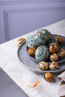 Paskalya süslemeleri beyaz arka planda ejderha yumurtaları.