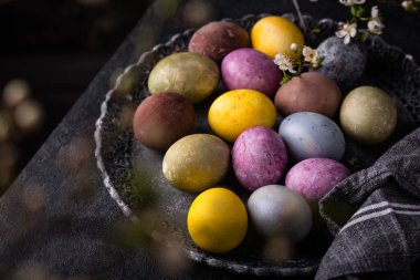 Doğal ekolojik renklerle boyanmış Paskalya yumurtaları.