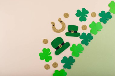 Leprikon şapkalı Aziz Patrick Günü konsepti, altın sikkeler, yoncalar ve at nalı.