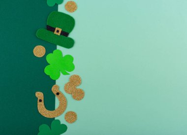 Leprikon şapkalı Aziz Patrick Günü konsepti, altın sikkeler, yoncalar ve at nalı.