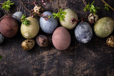 Doğal ekolojik renklerle boyanmış Paskalya yumurtaları.