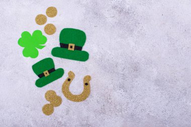 Leprikon şapkalı Aziz Patrick Günü konsepti, altın sikkeler, yoncalar ve at nalı.