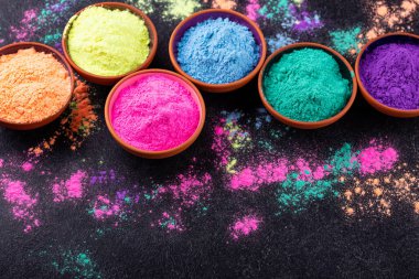Hint Holi Festivali 'ni kutlamak için kase boyası.