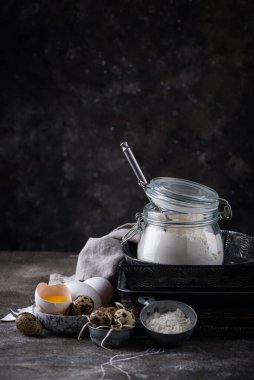 Buğday unu ve yumurta karışımı şeyler pişiriyorum.